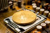 US-Canada Tariff Shifts Keep Bitcoin Miners on Edge